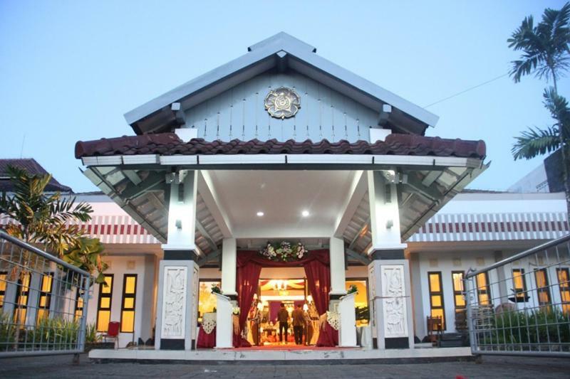 University Club Kejayan Extérieur photo